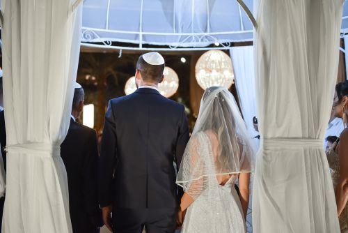 חתן עם כיפה לחתונה לצד הכלה